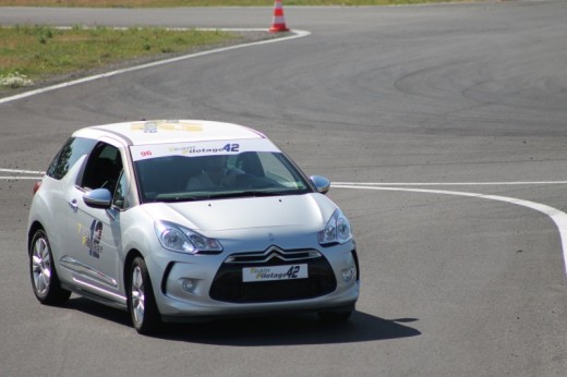 En dags rallykörning i grupp i Frankrike 