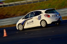 En dags rallykörning i grupp i Frankrike 