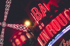 Eiffeltornet, middagskryssning och Moulin Rouge-show för två