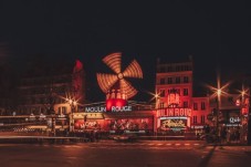 Eiffeltornet, middagskryssning och Moulin Rouge-show för två